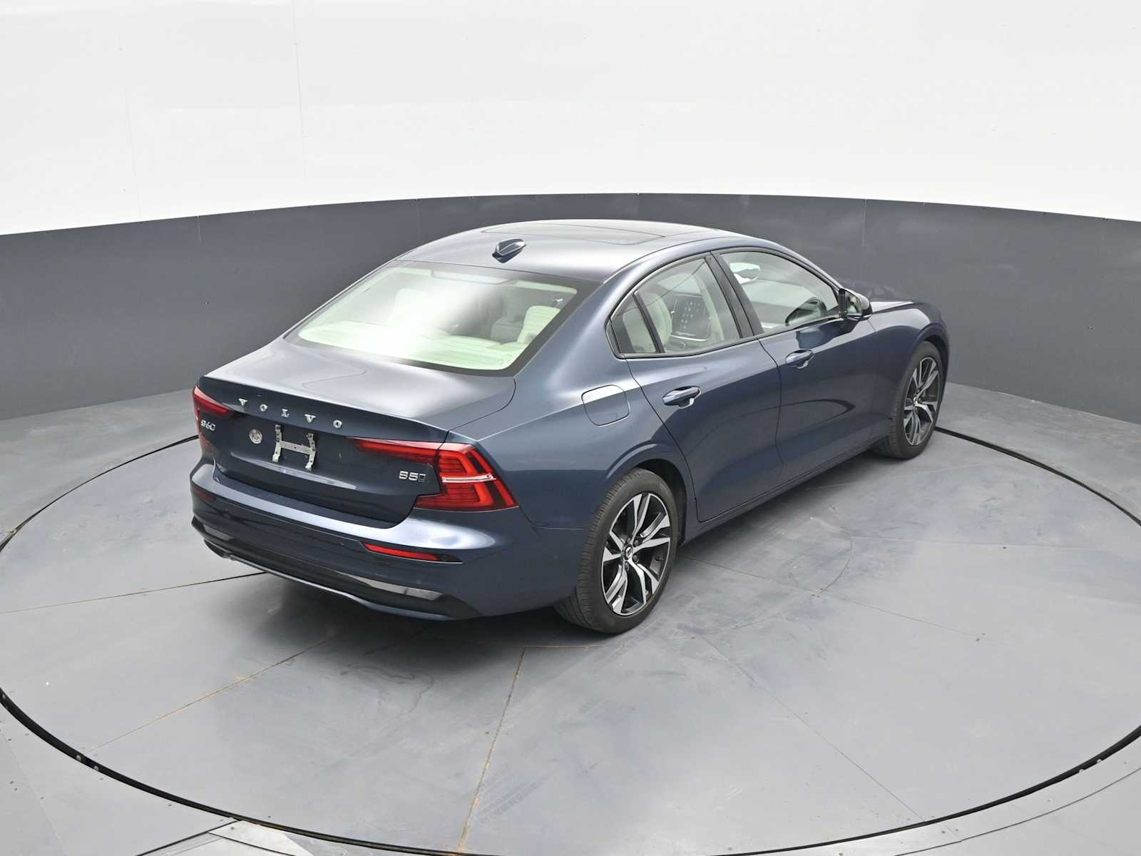 2024 Volvo S60 B5 Plus Dark Theme