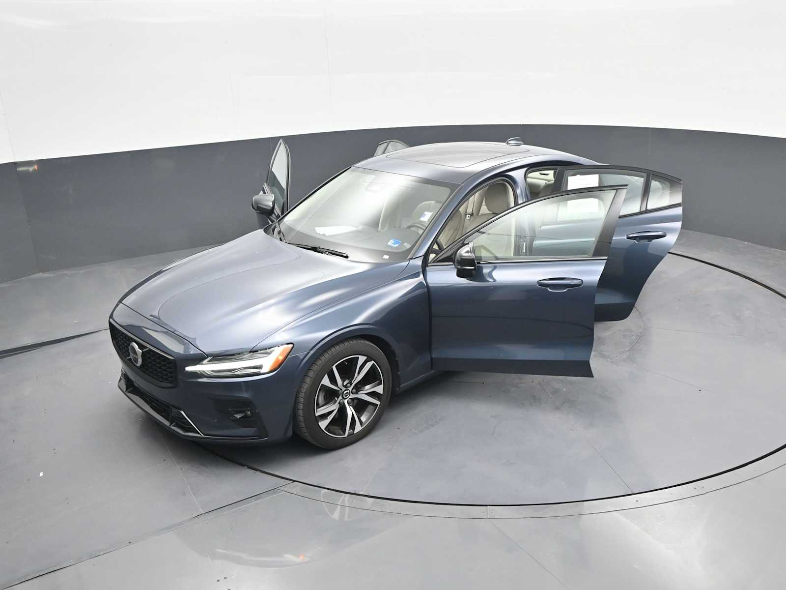 2024 Volvo S60 B5 Plus Dark Theme