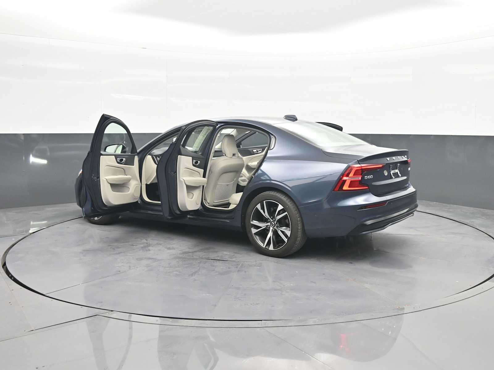 2024 Volvo S60 B5 Plus Dark Theme