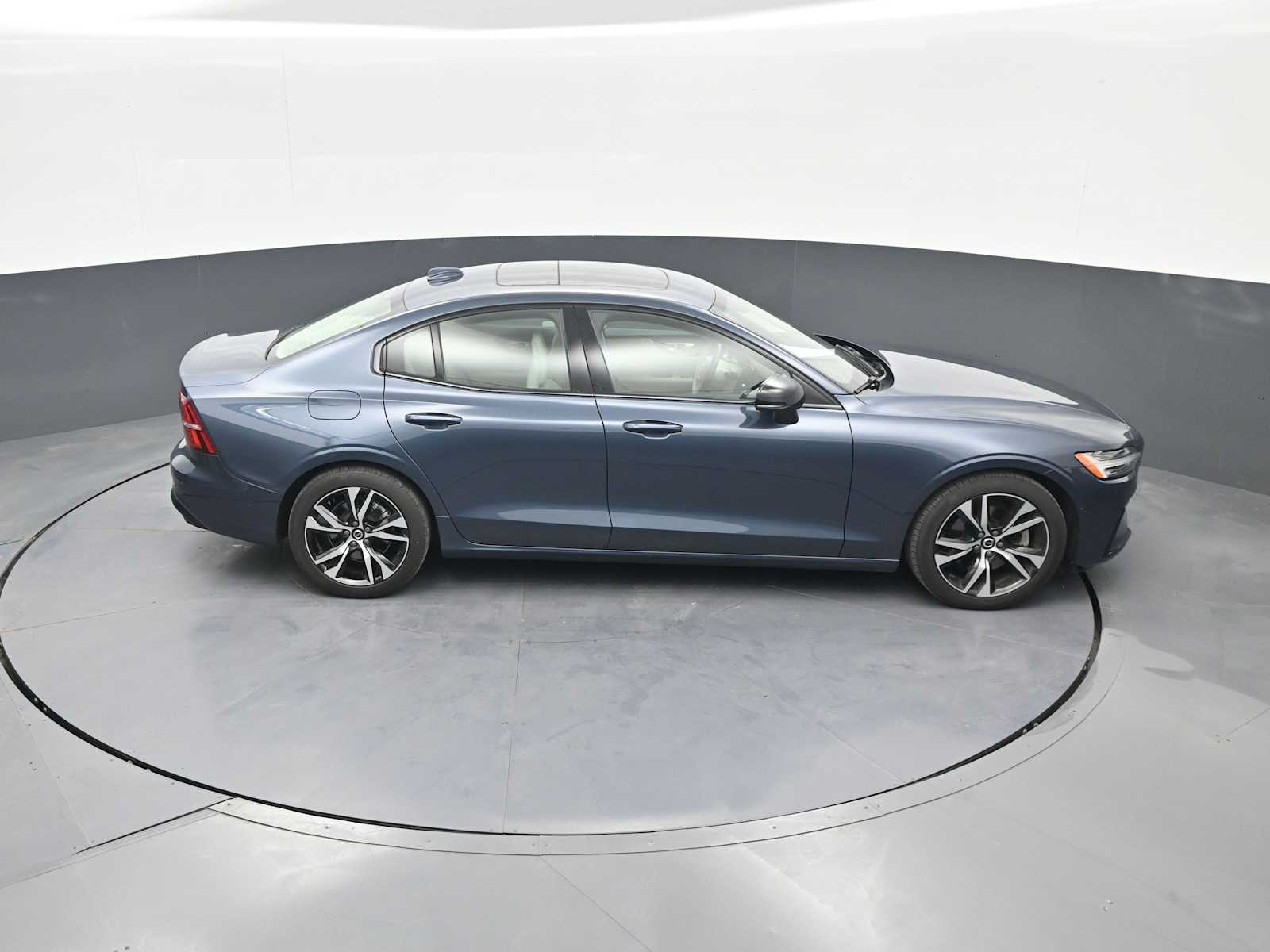 2024 Volvo S60 B5 Plus Dark Theme
