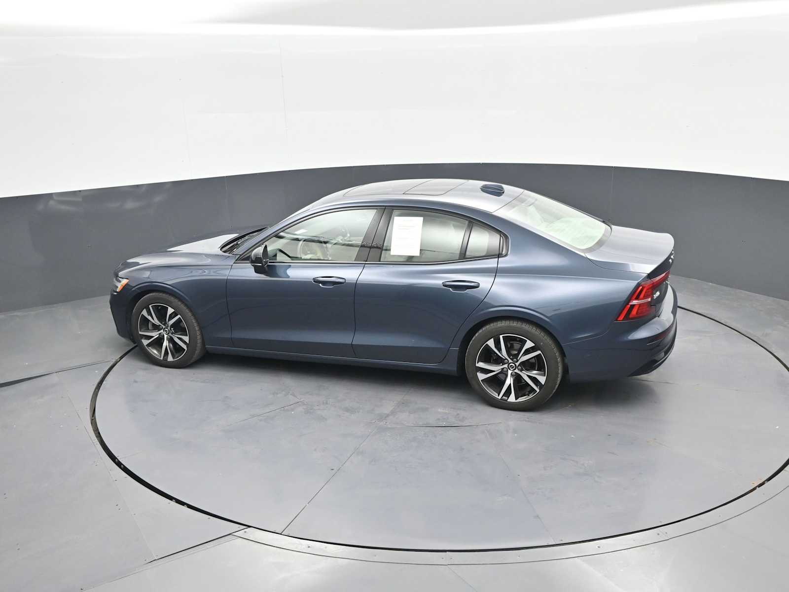 2024 Volvo S60 B5 Plus Dark Theme