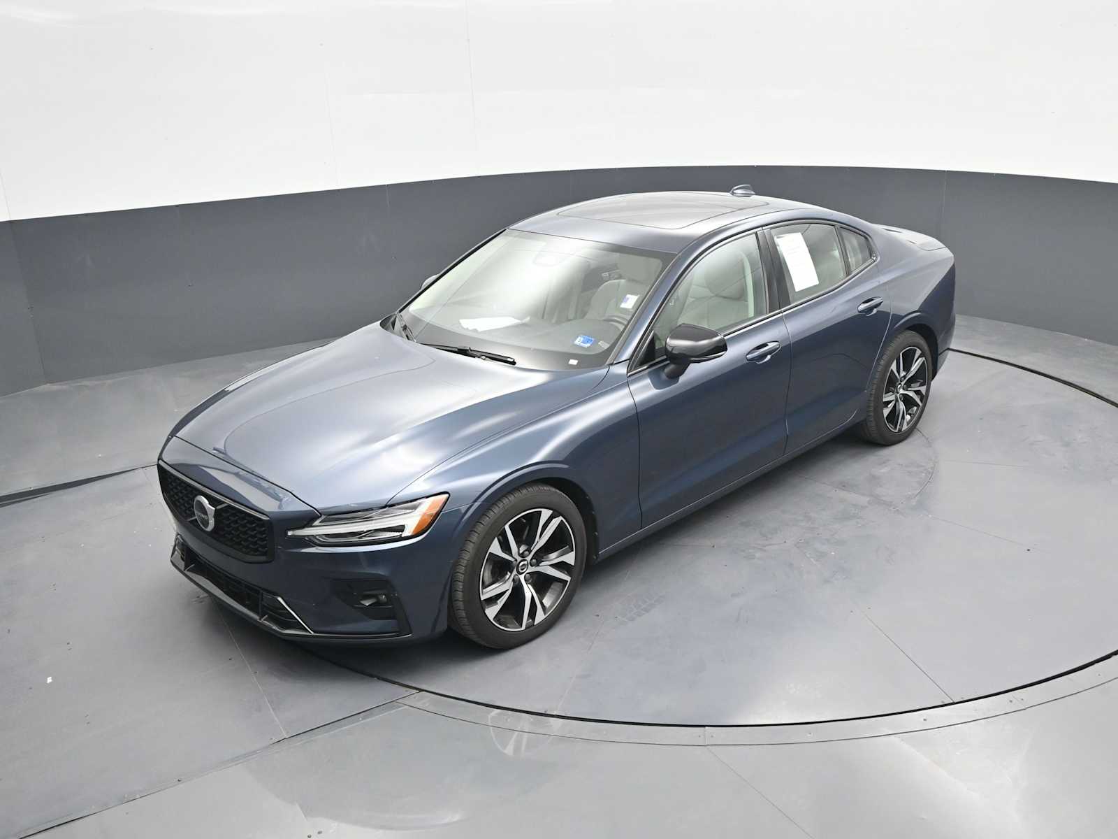 2024 Volvo S60 B5 Plus Dark Theme