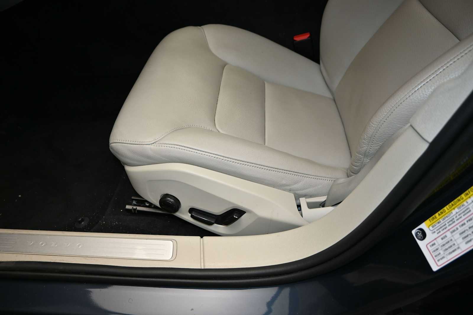 2024 Volvo S60 B5 Plus Dark Theme