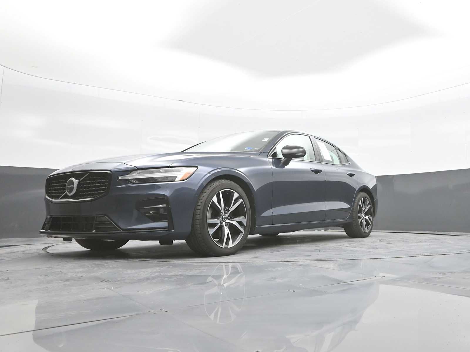2024 Volvo S60 B5 Plus Dark Theme