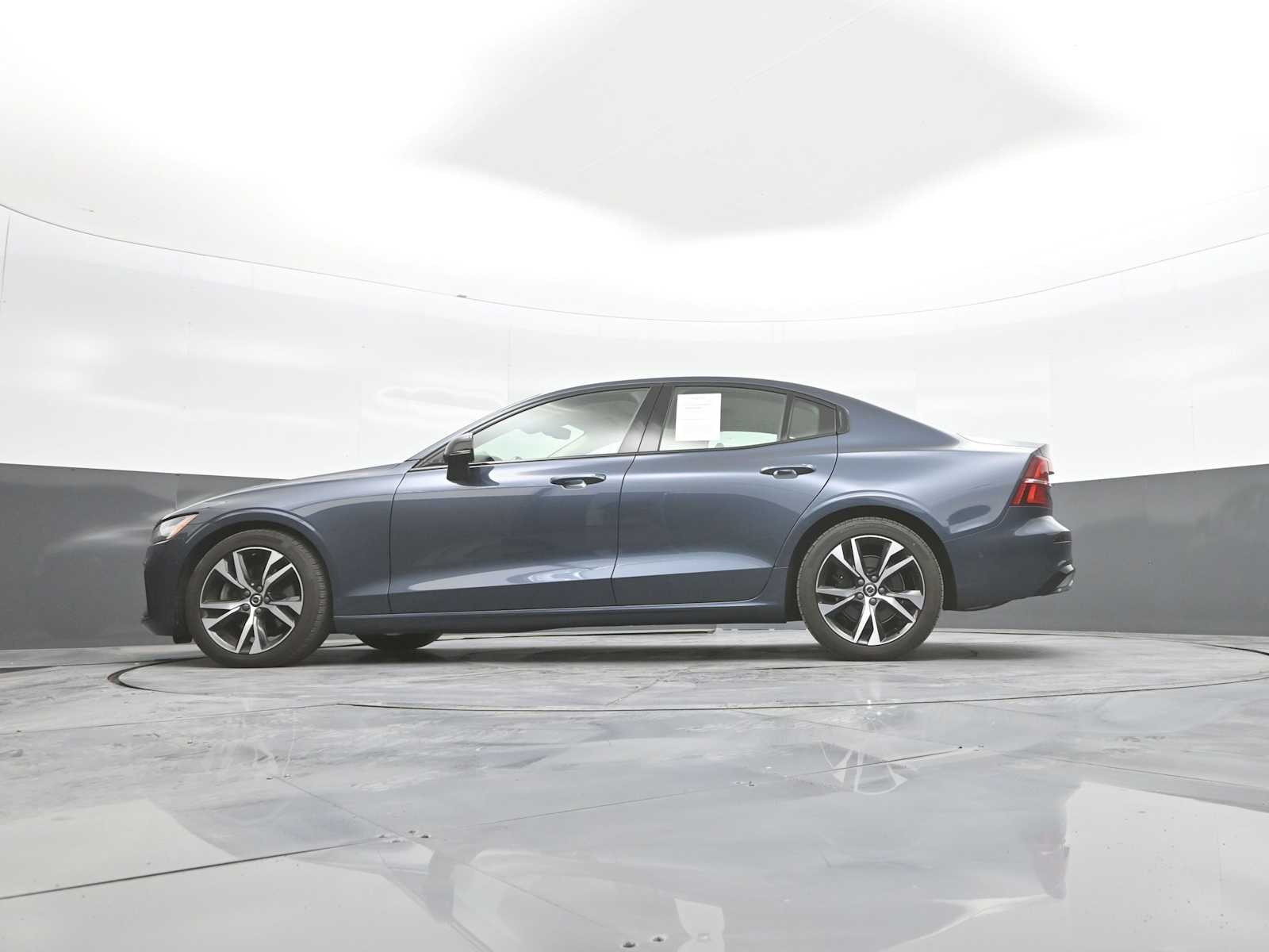 2024 Volvo S60 B5 Plus Dark Theme