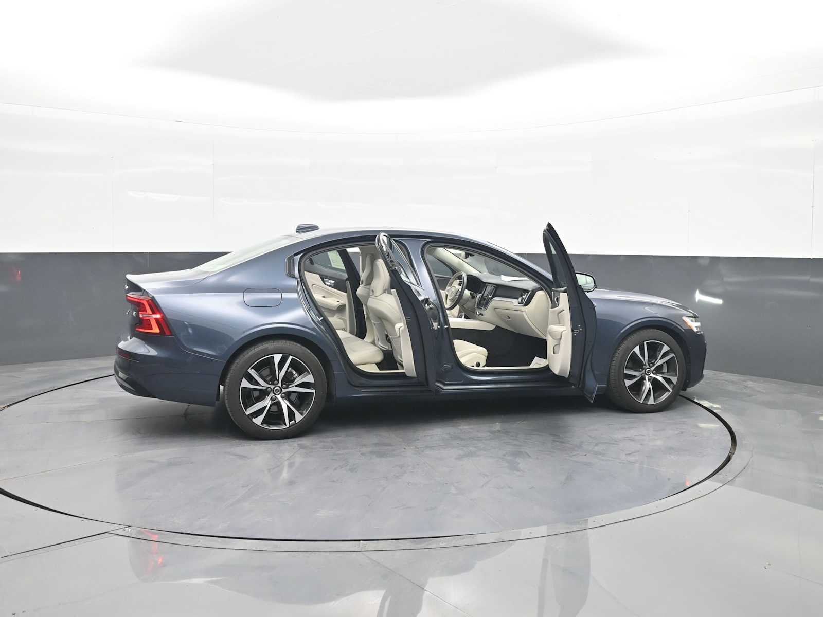 2024 Volvo S60 B5 Plus Dark Theme
