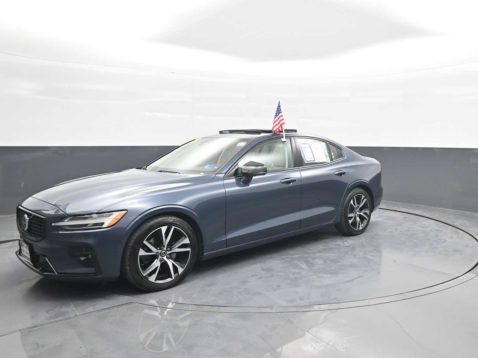 2024 Volvo S60 B5 Plus Dark Theme