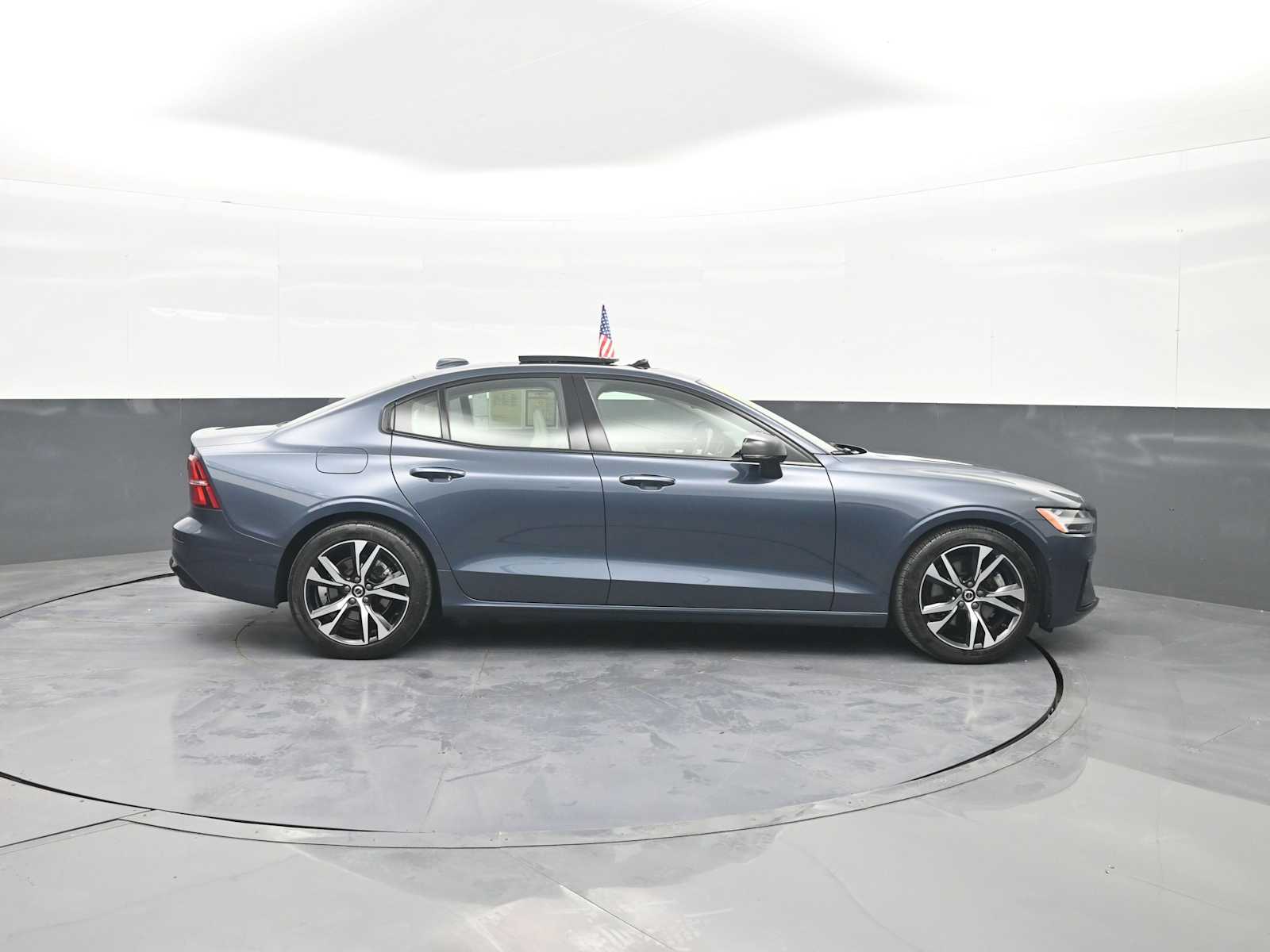 2024 Volvo S60 B5 Plus Dark Theme