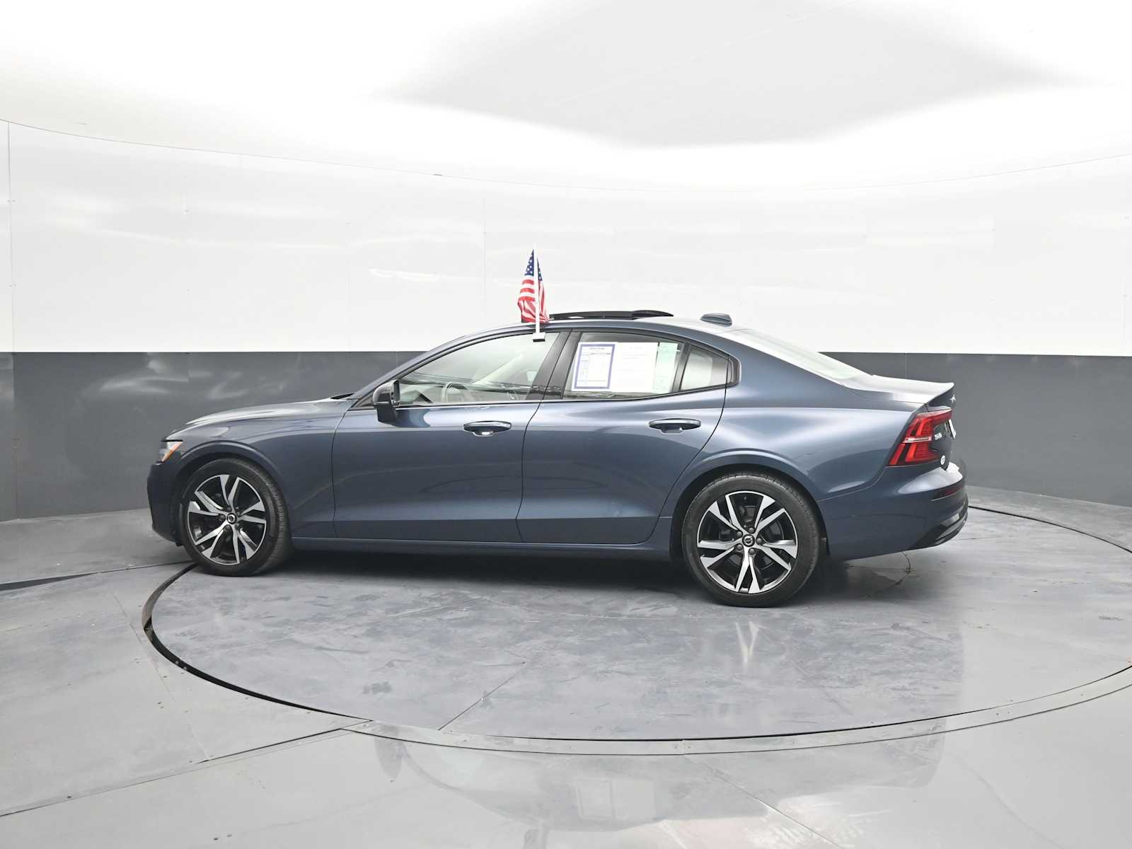 2024 Volvo S60 B5 Plus Dark Theme
