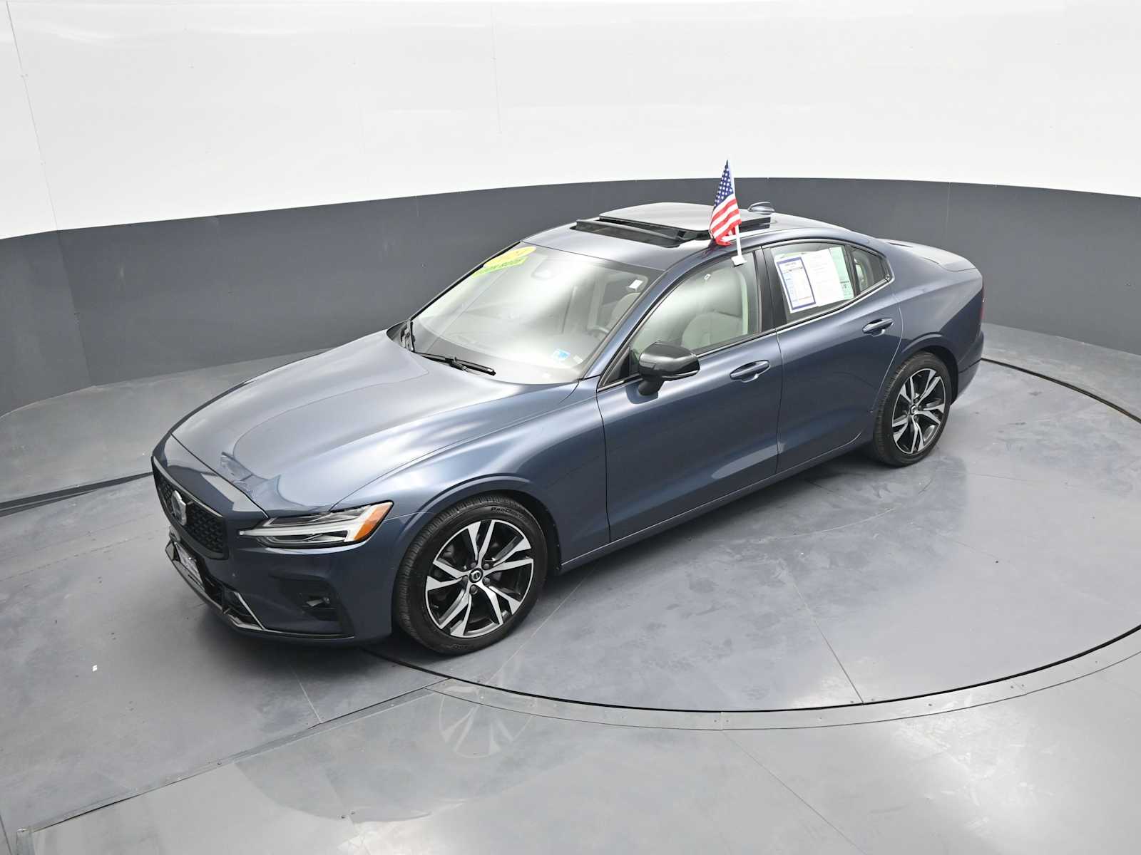 2024 Volvo S60 B5 Plus Dark Theme