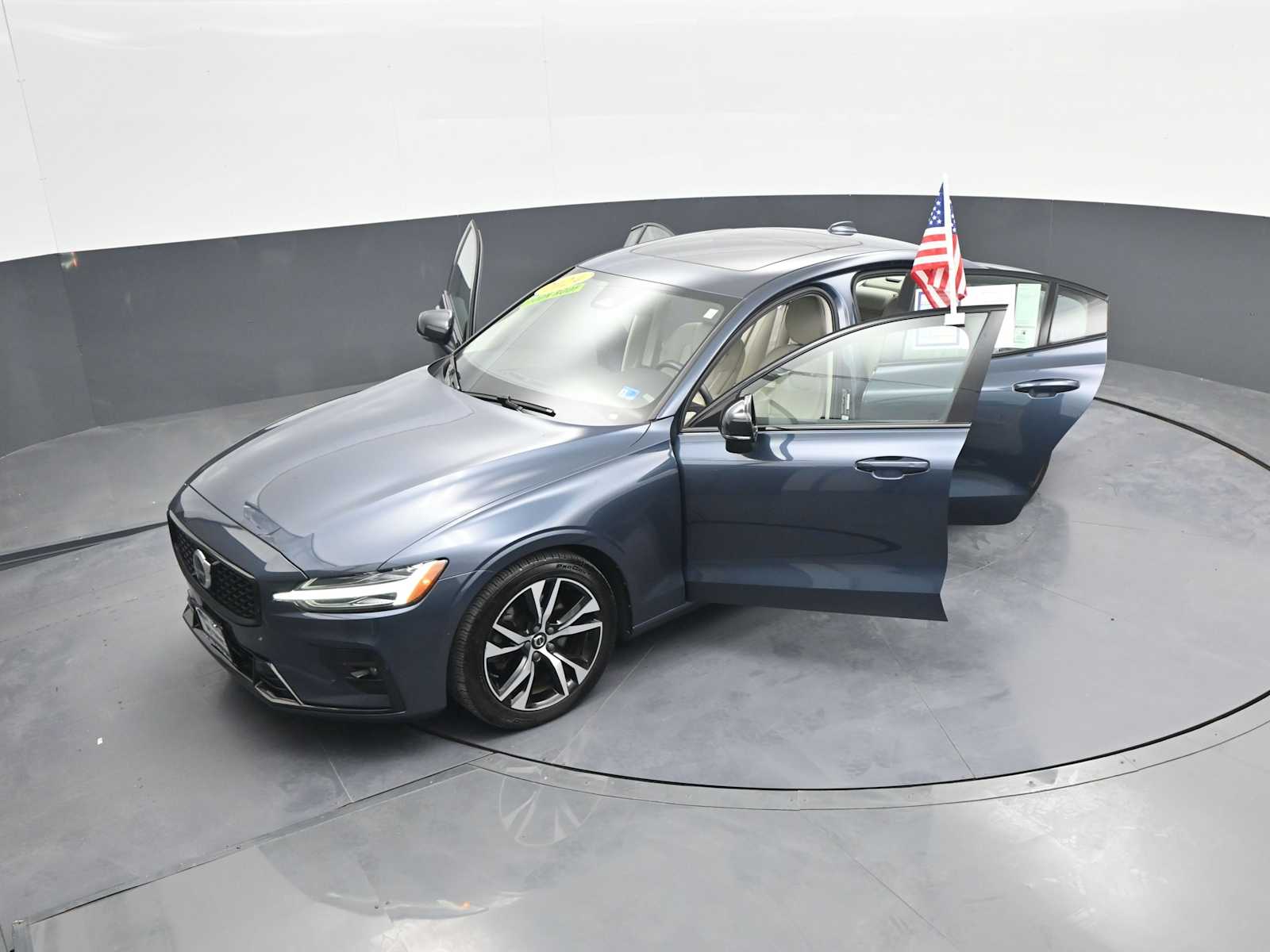 2024 Volvo S60 B5 Plus Dark Theme