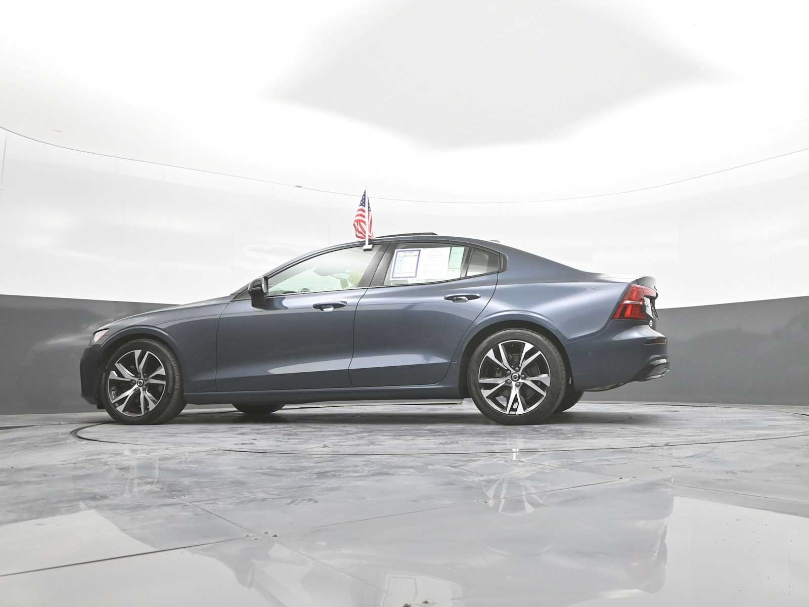 2024 Volvo S60 B5 Plus Dark Theme