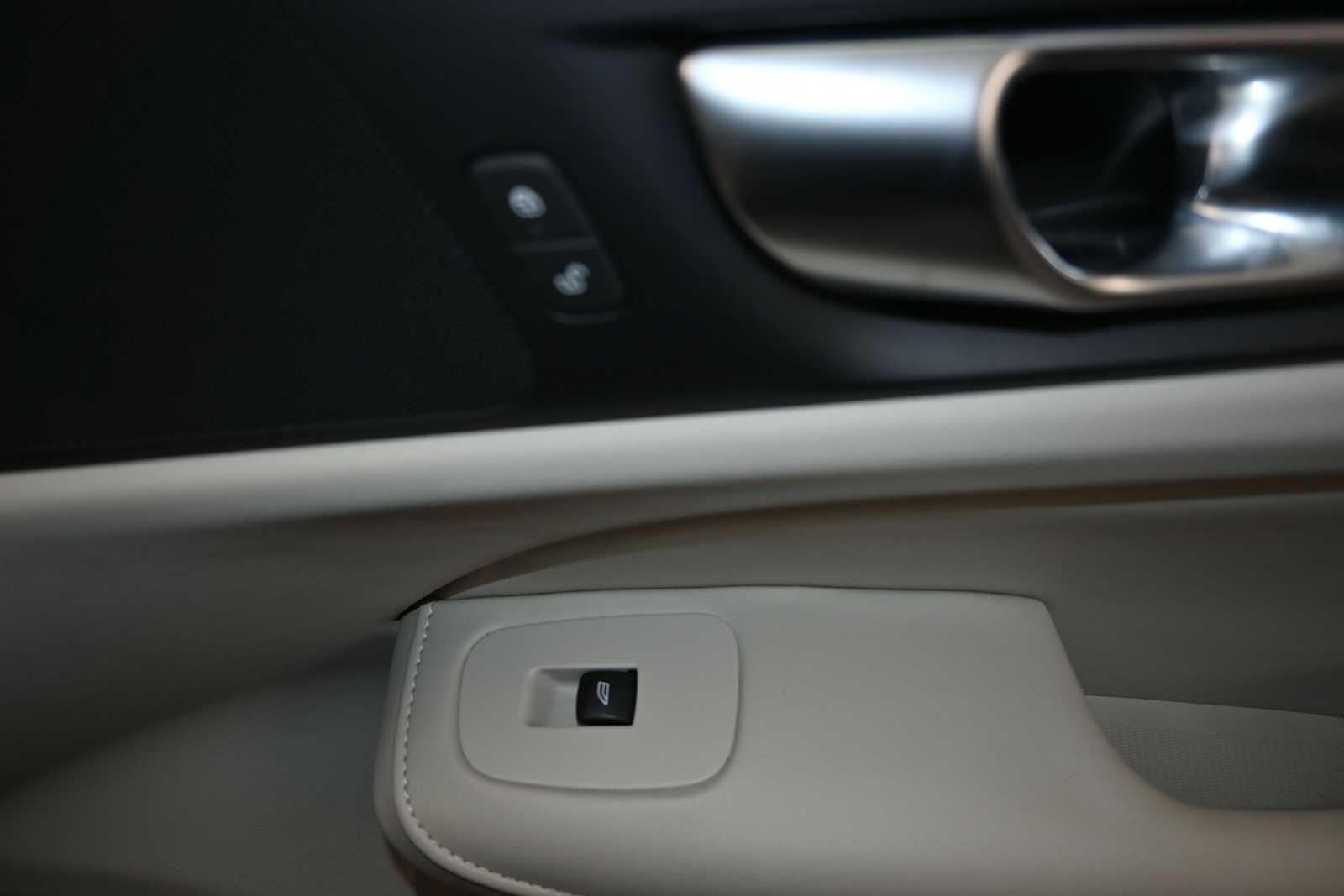 2024 Volvo S60 B5 Plus Dark Theme