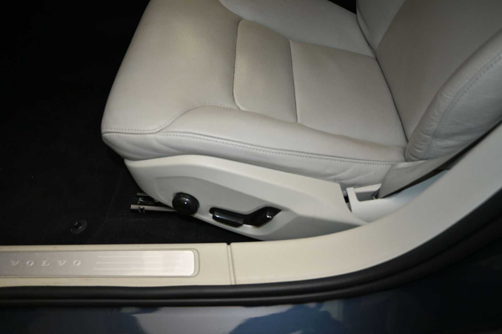 2024 Volvo S60 B5 Plus Dark Theme