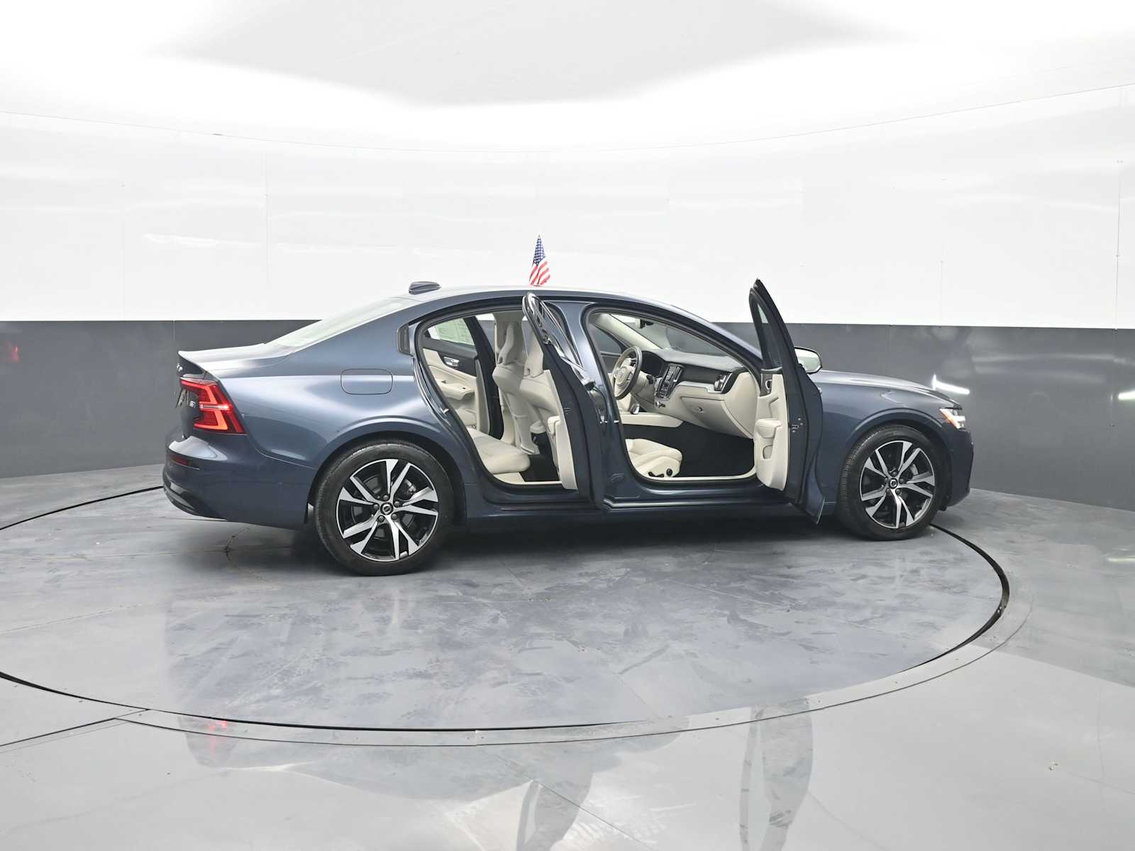 2024 Volvo S60 B5 Plus Dark Theme