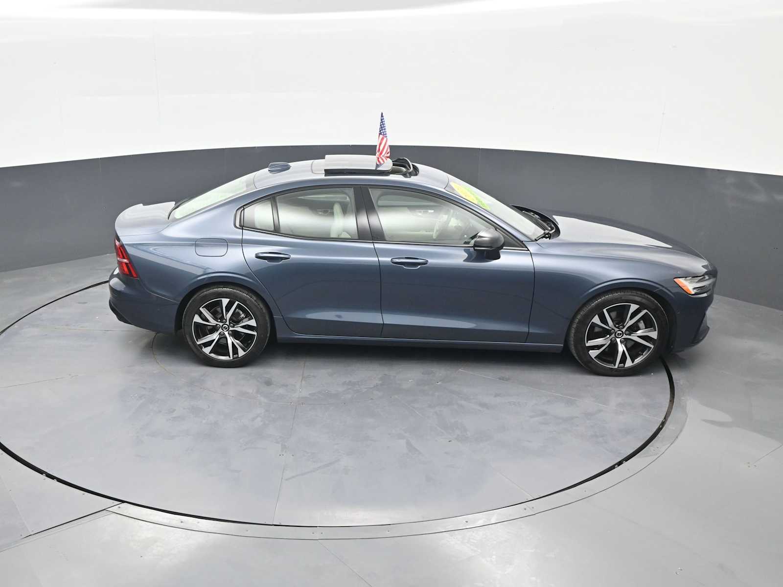 2024 Volvo S60 B5 Plus Dark Theme