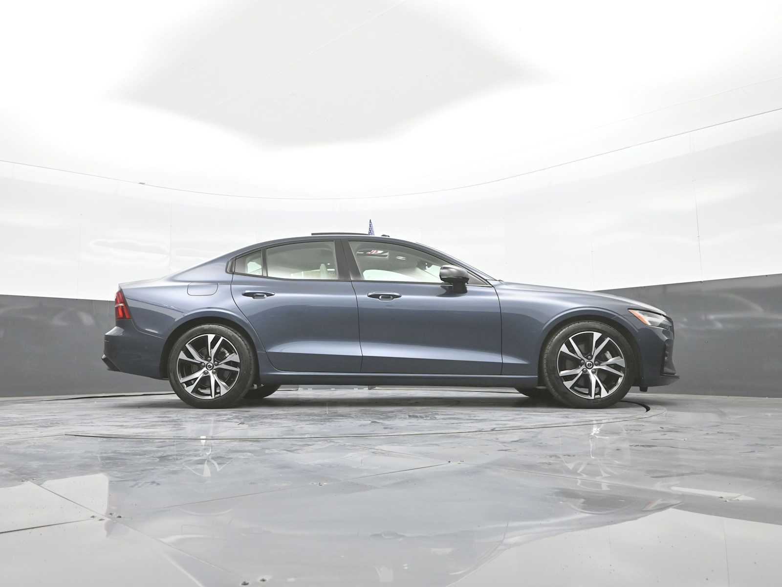 2024 Volvo S60 B5 Plus Dark Theme