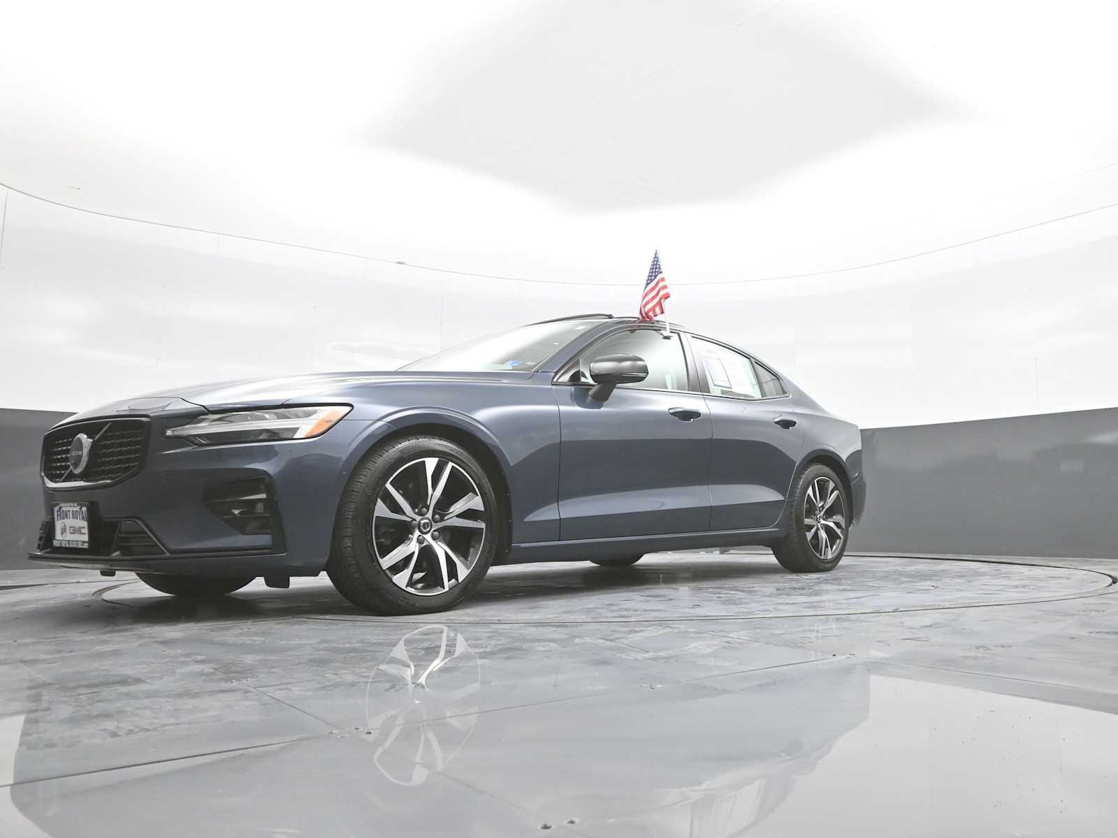 2024 Volvo S60 B5 Plus Dark Theme
