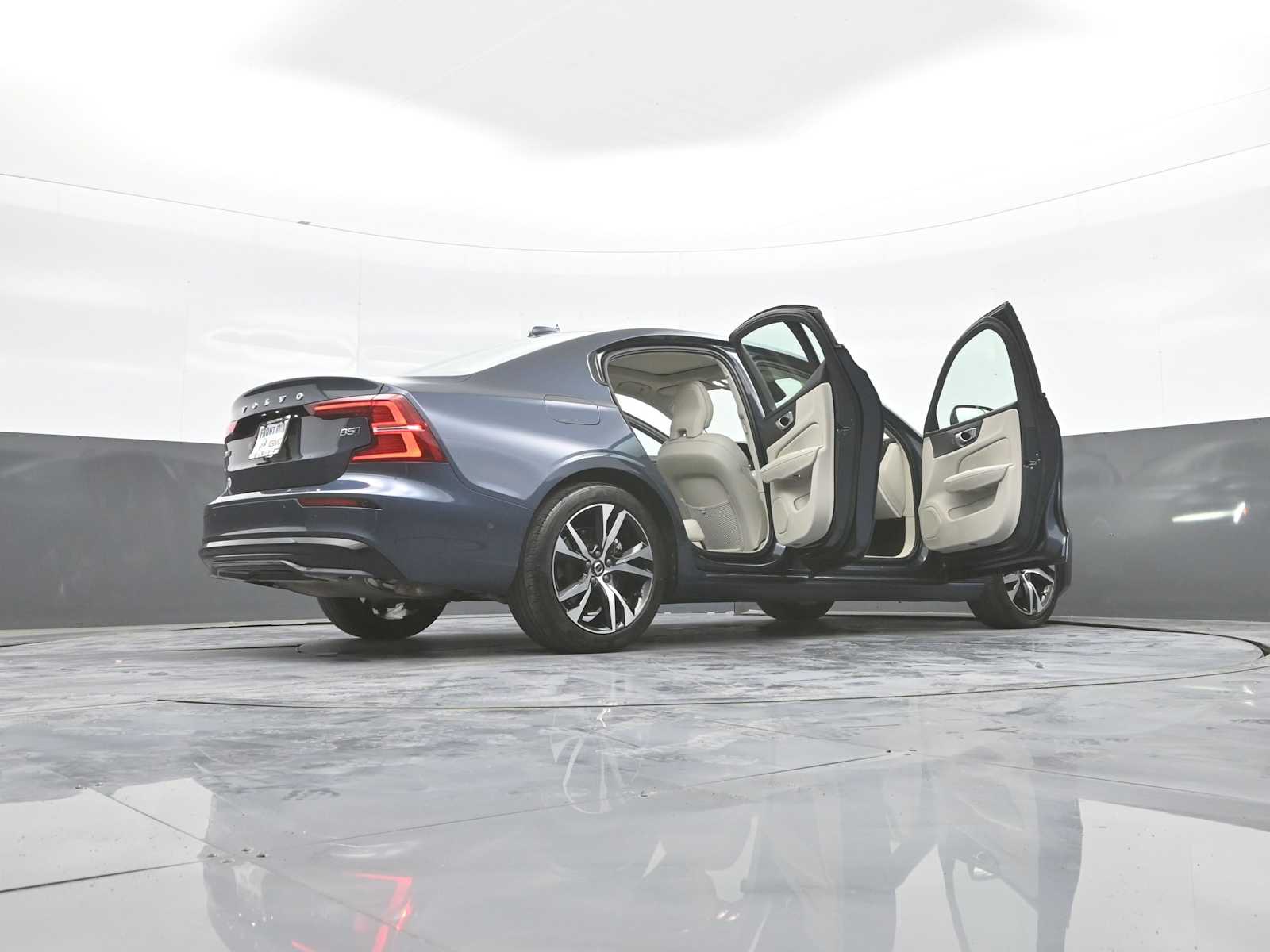 2024 Volvo S60 B5 Plus Dark Theme