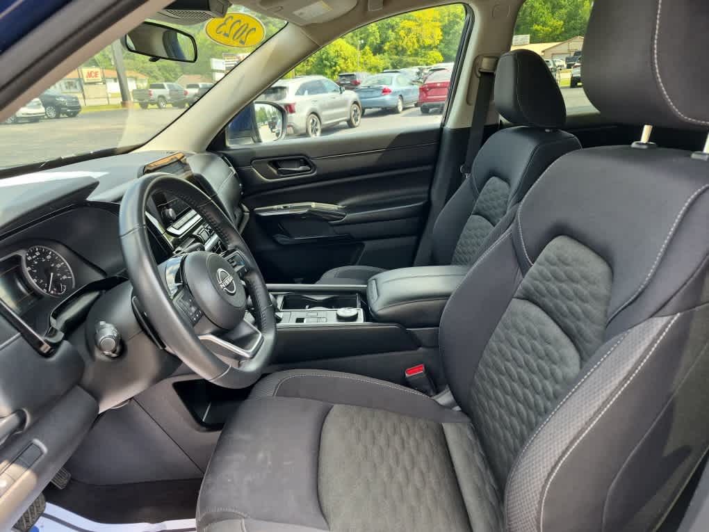 2023 Nissan Pathfinder SV