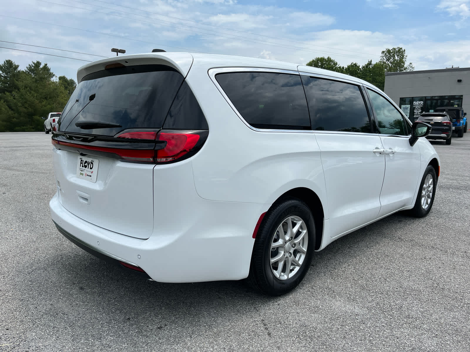2027 Chrysler Pacifica Select