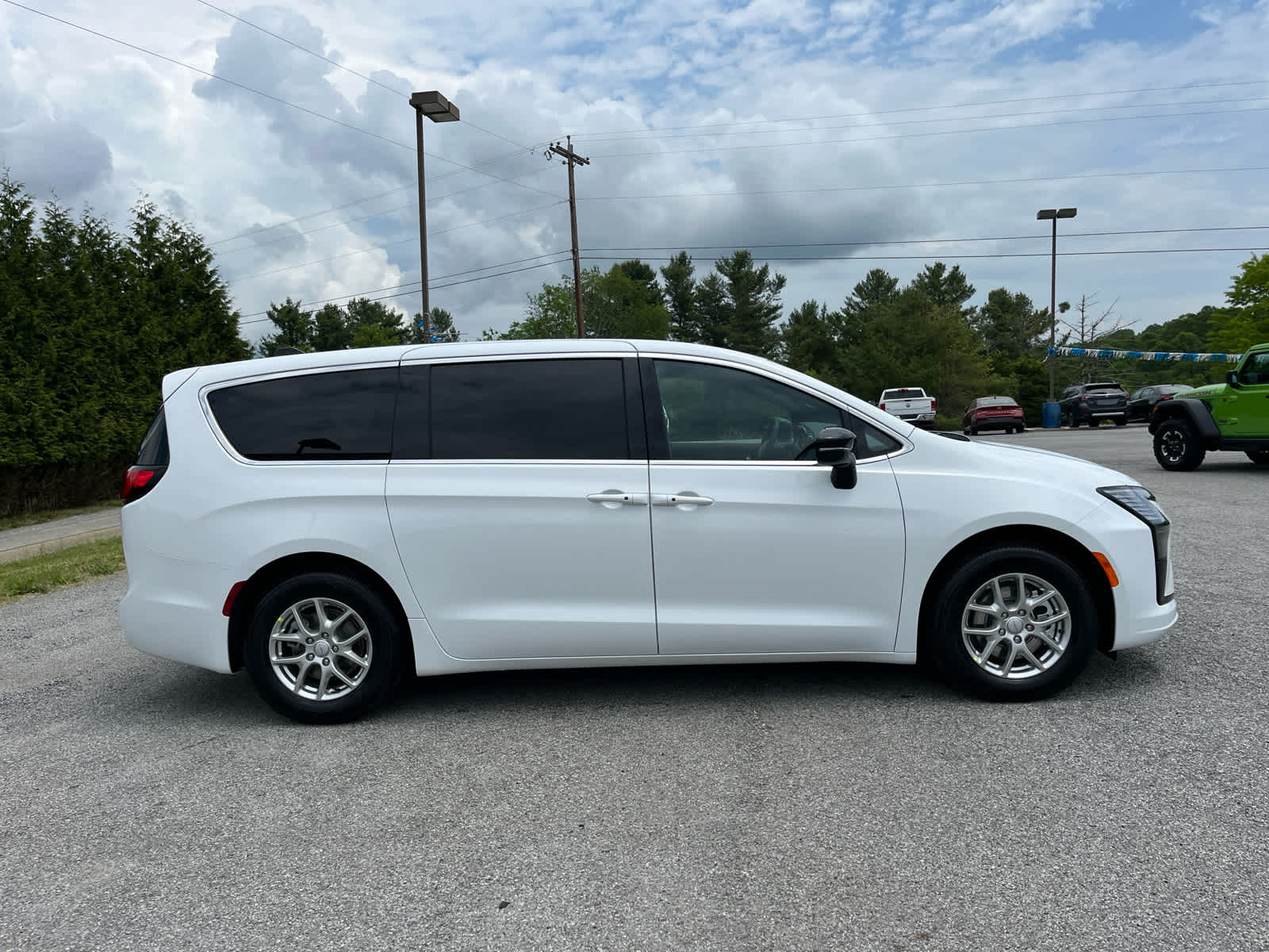 2027 Chrysler Pacifica Select