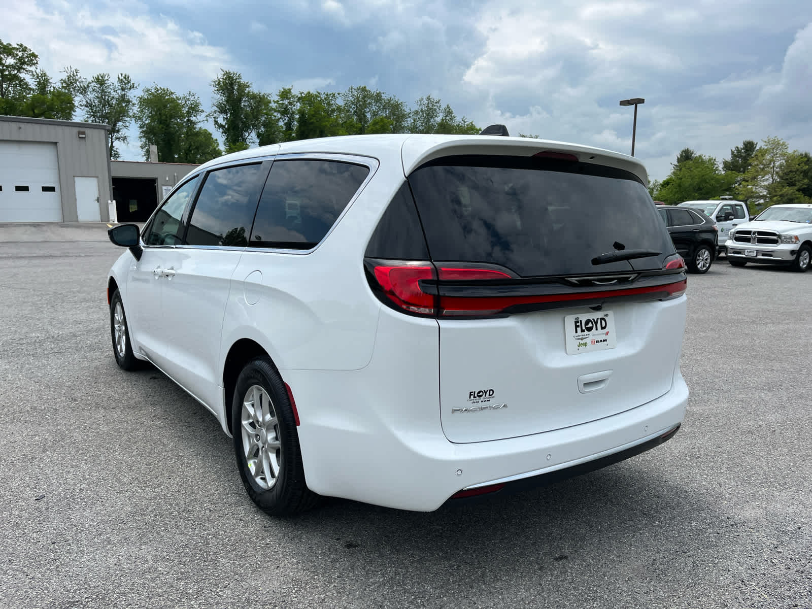 2027 Chrysler Pacifica Select