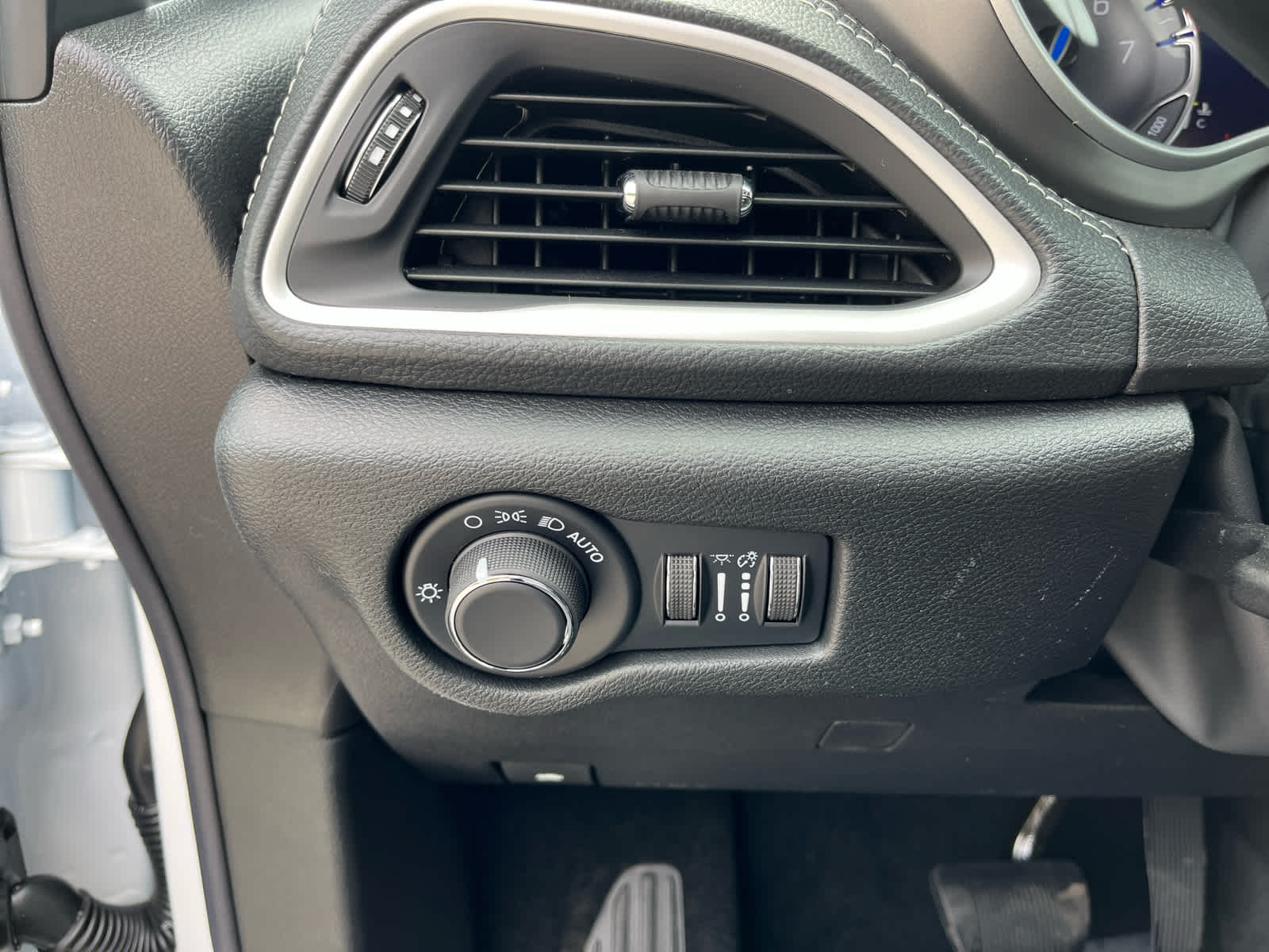 2027 Chrysler Pacifica Select