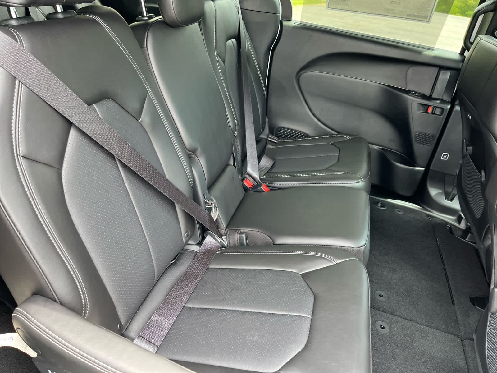 2027 Chrysler Pacifica Select