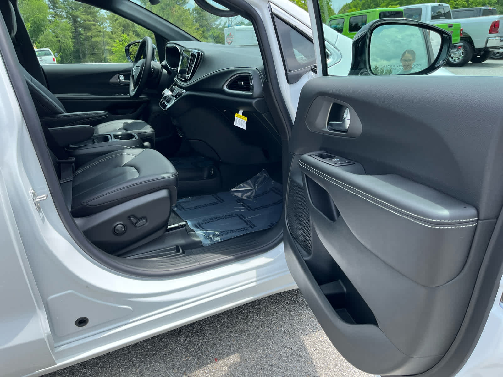 2027 Chrysler Pacifica Select