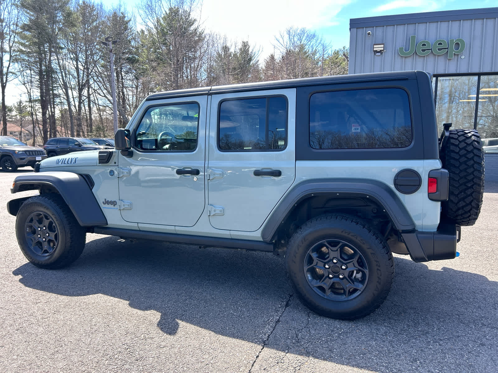 View vehicle photo 7