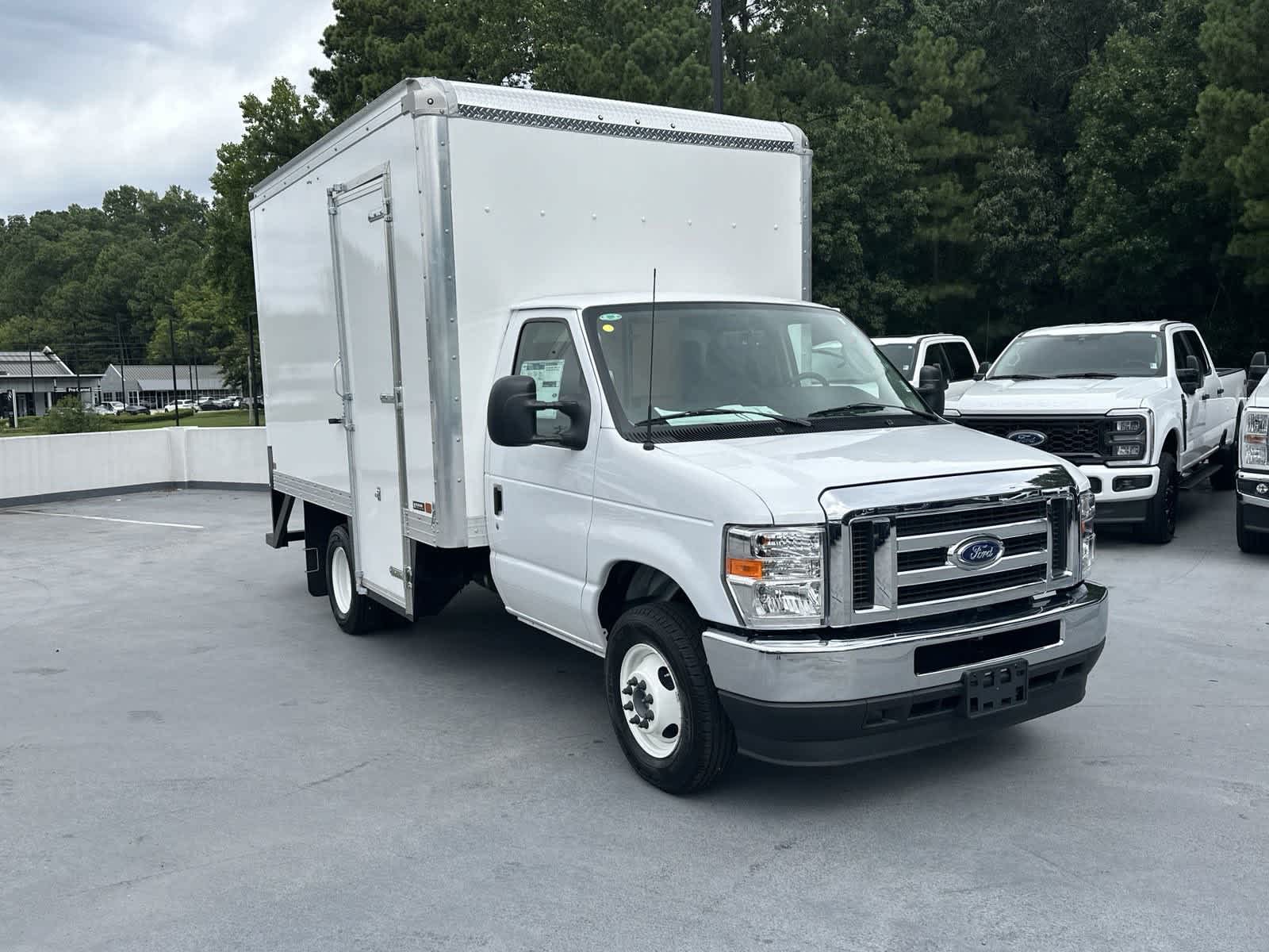 Oxford White 2025 Ford E-Series Chassis Pickup Truck Rear-Wheel Drive 6-Speed Automatic