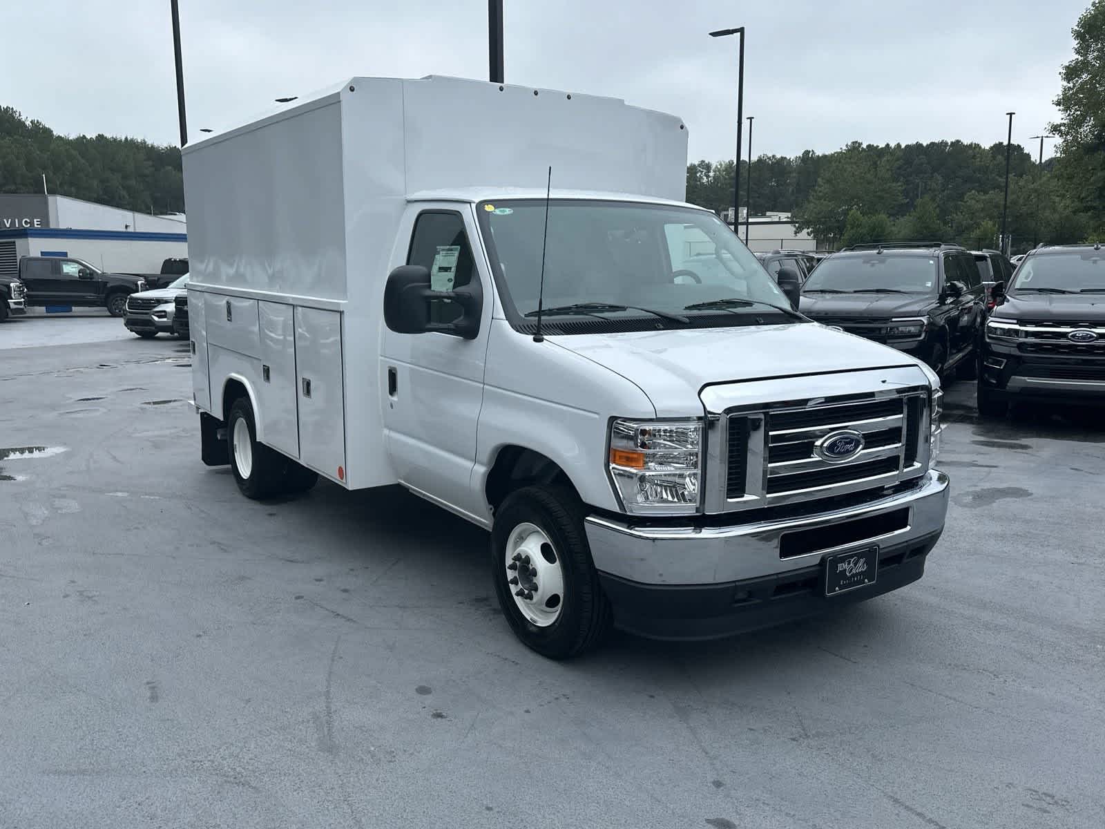 Oxford White 2025 Ford E-Series Chassis Pickup Truck Rear-Wheel Drive 6-Speed Automatic