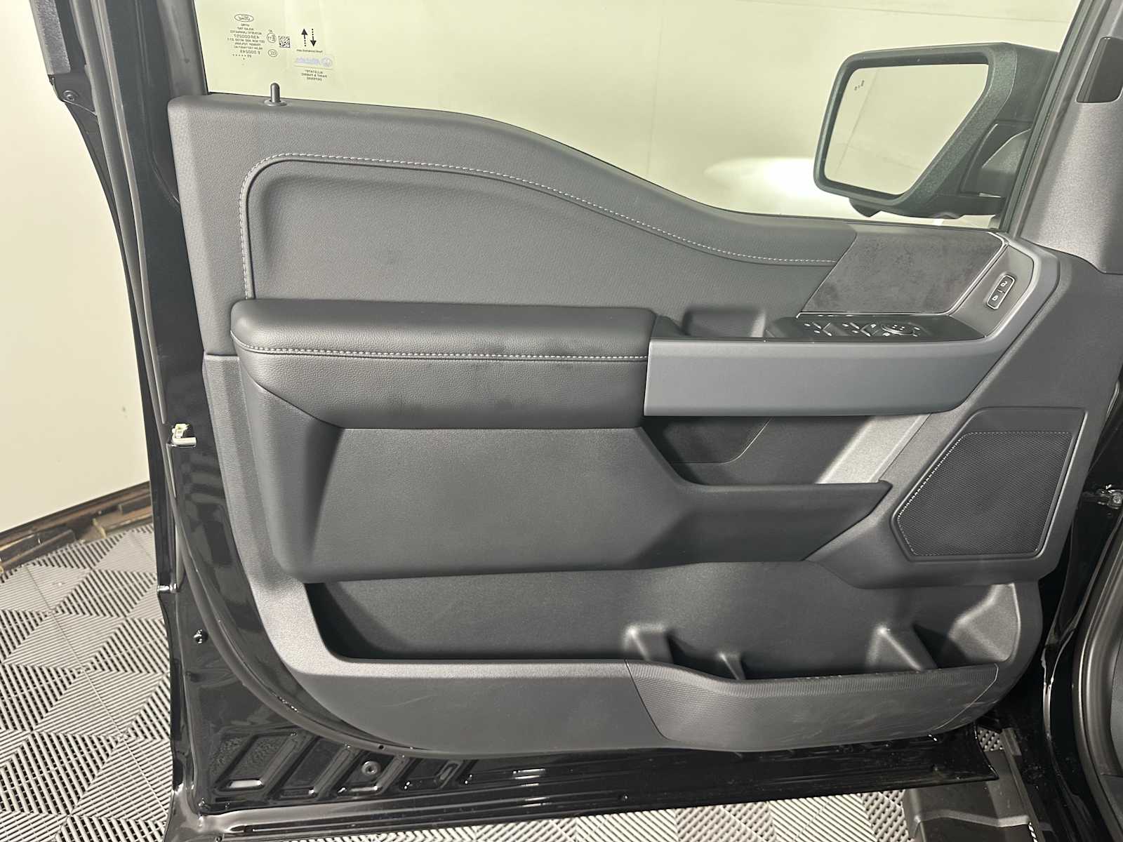 2025 Ford F-150 XLT photo 4