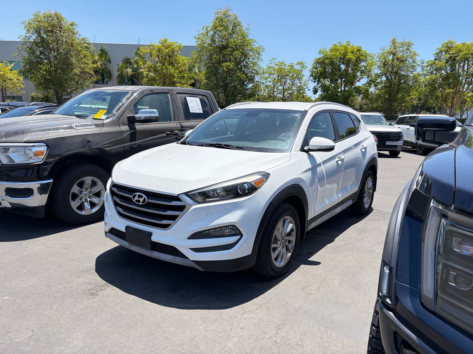 Dazzling White 2017 Hyundai Tucson SUV / Crossover Front-Wheel Drive 7-Speed Automatic
