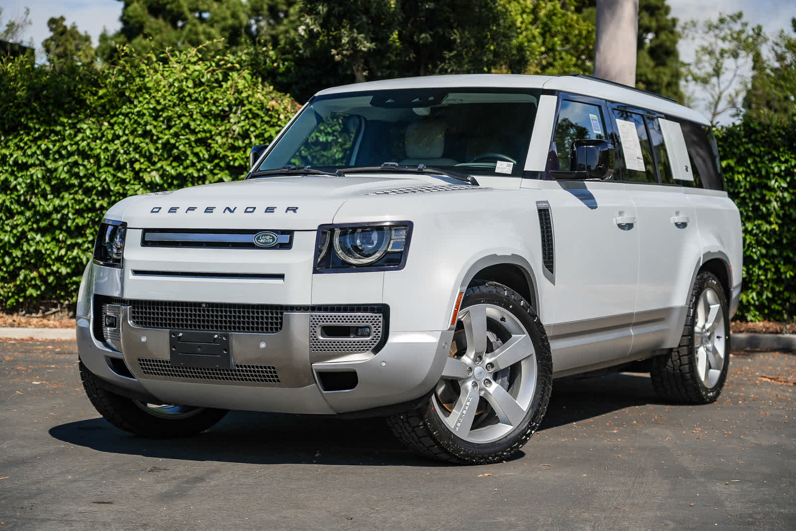 White 2023 Land Rover Defender 130 SE AWD SUV / Crossover All-Wheel Drive 8-Speed Automatic
