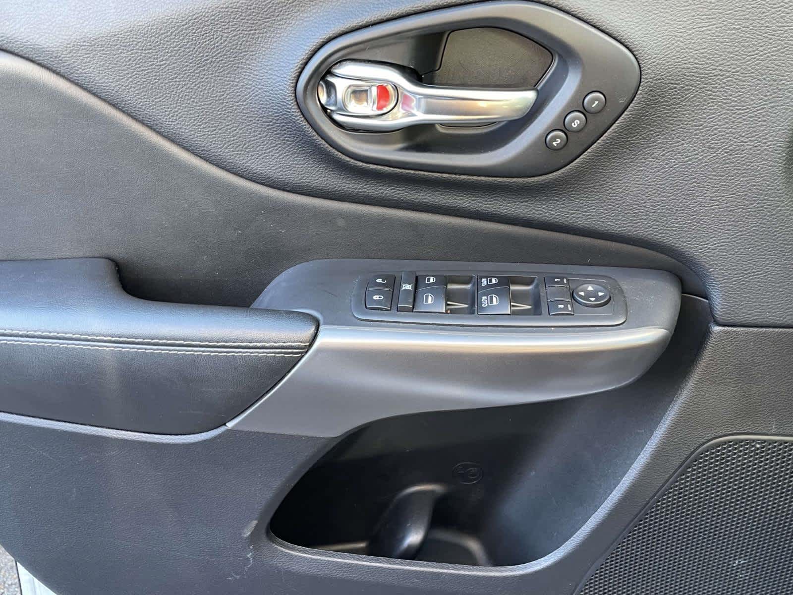 2019 Jeep Cherokee photo 24 of 33