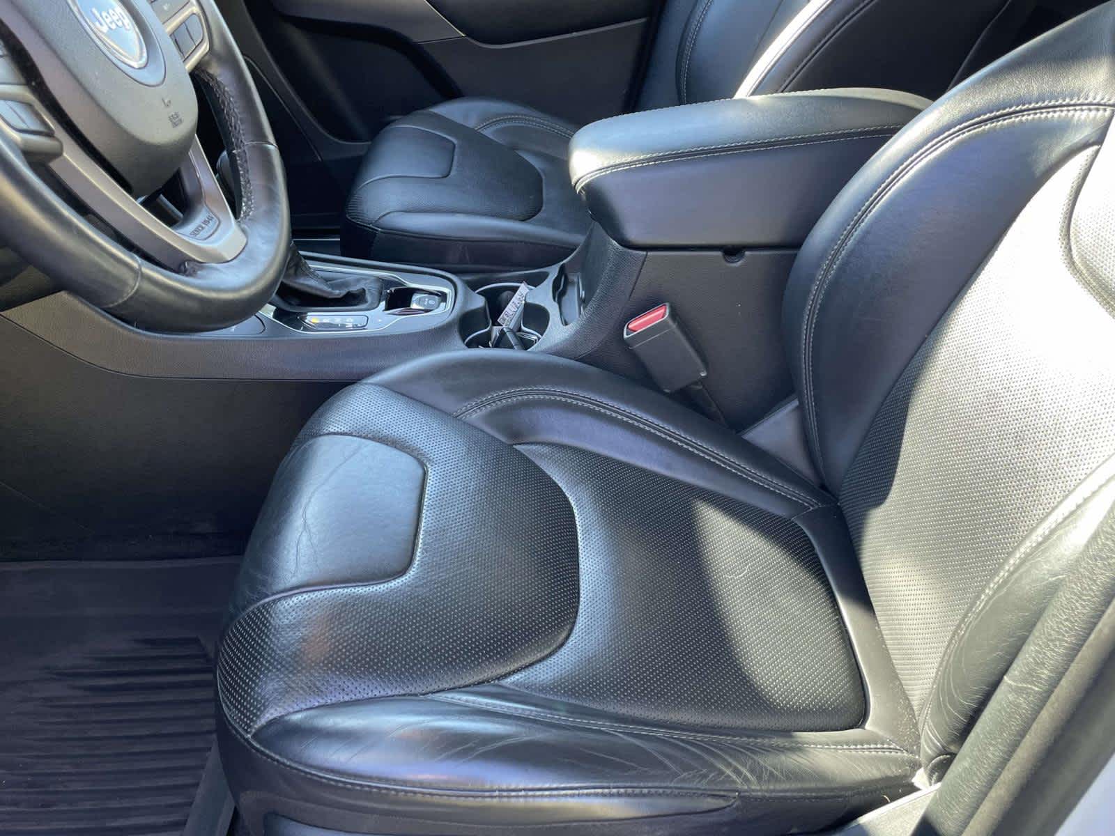 2019 Jeep Cherokee photo 16 of 33