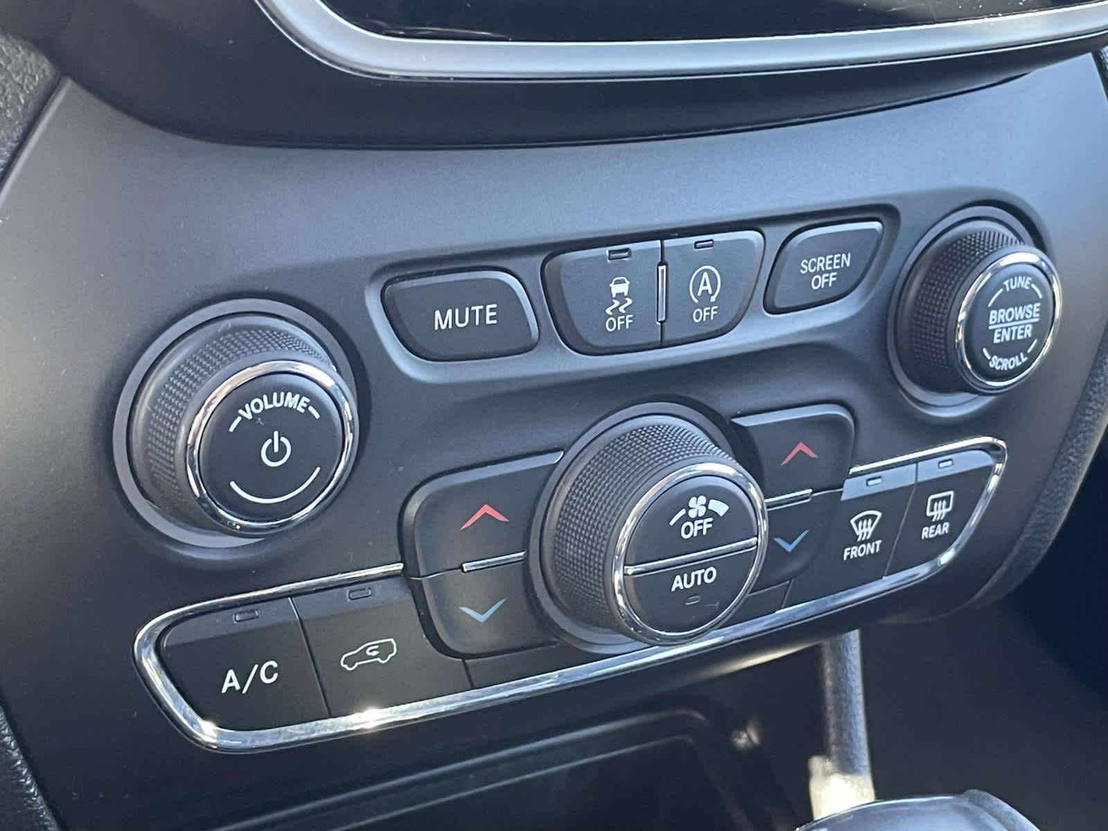 2019 Jeep Cherokee photo 22 of 33