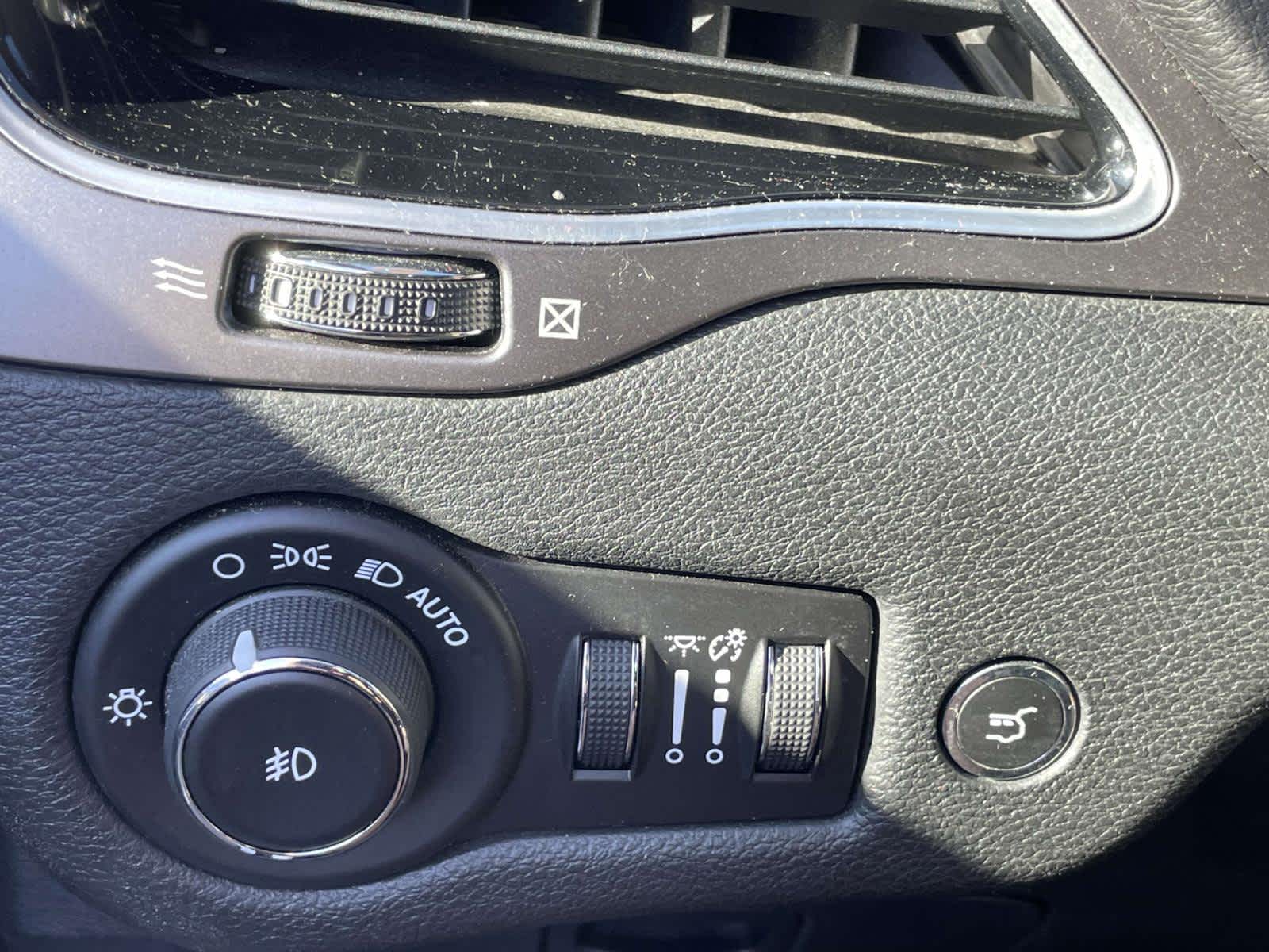 2019 Jeep Cherokee photo 26 of 33