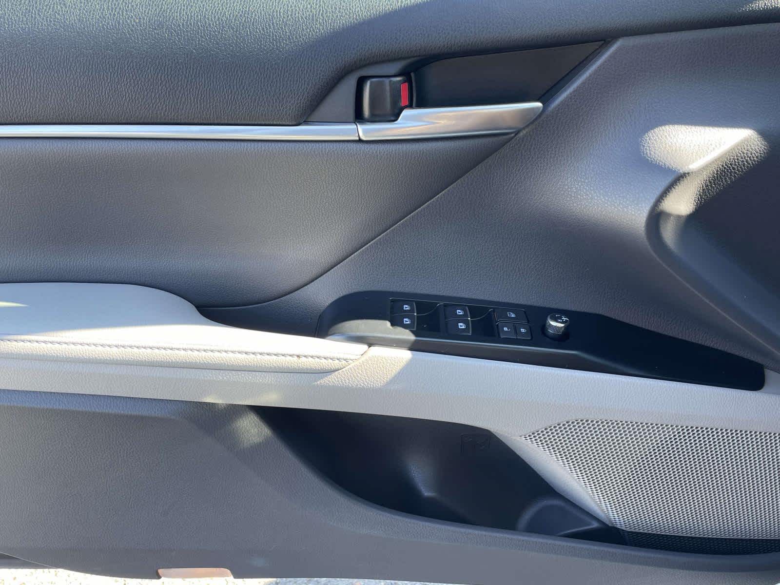 2020 Toyota Camry photo 27 of 35