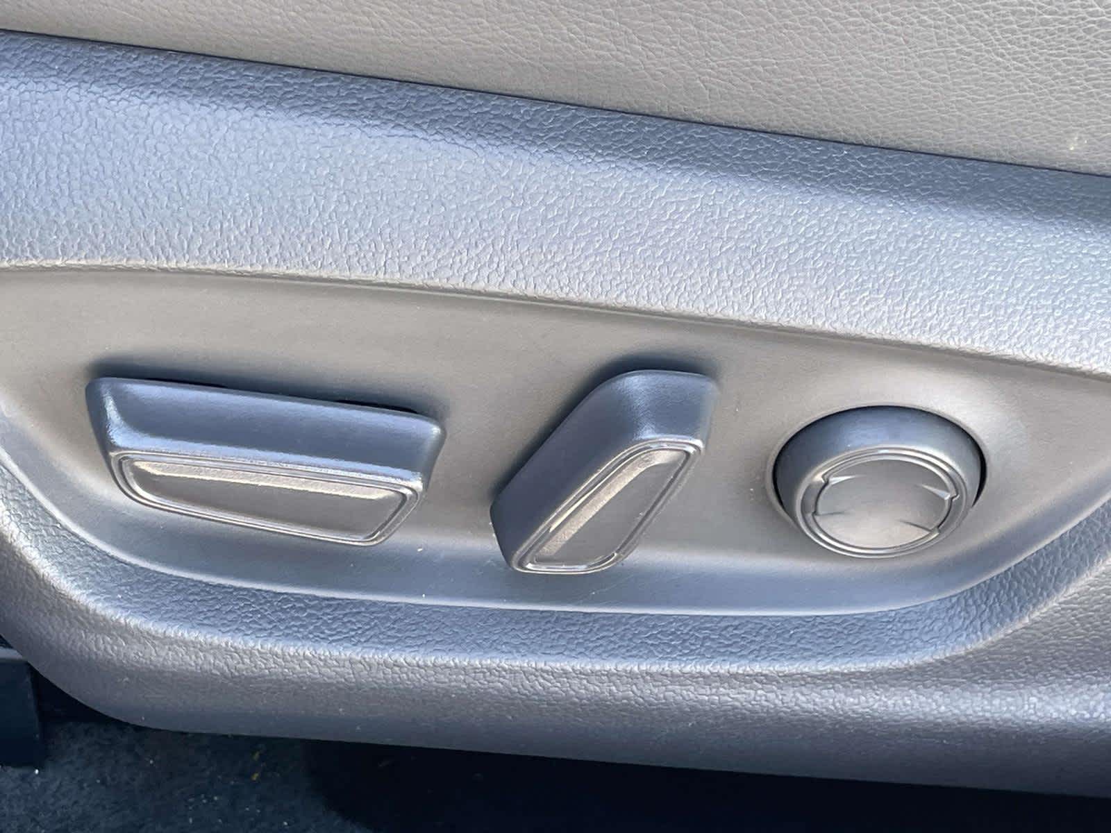 2020 Toyota Camry photo 16 of 35