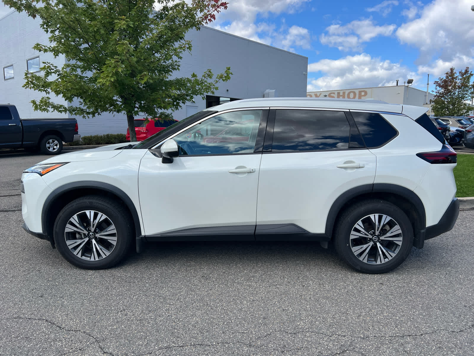 2021 Nissan Rogue photo 2 of 8