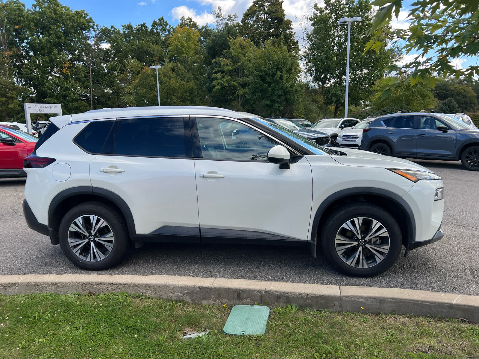 2021 Nissan Rogue photo 3 of 8