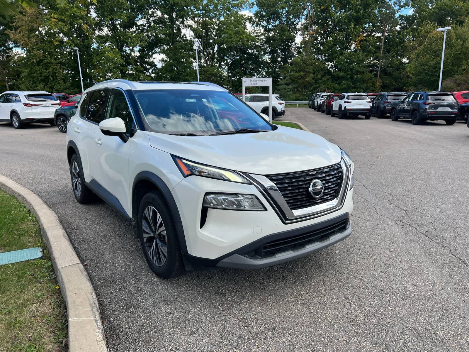 2021 Nissan Rogue photo 4 of 8