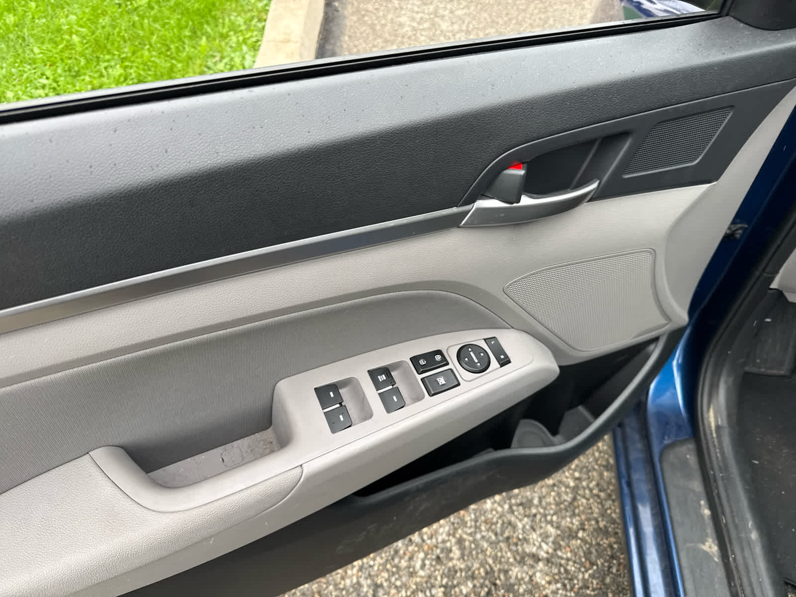 2020 Hyundai Elantra photo 7 of 8