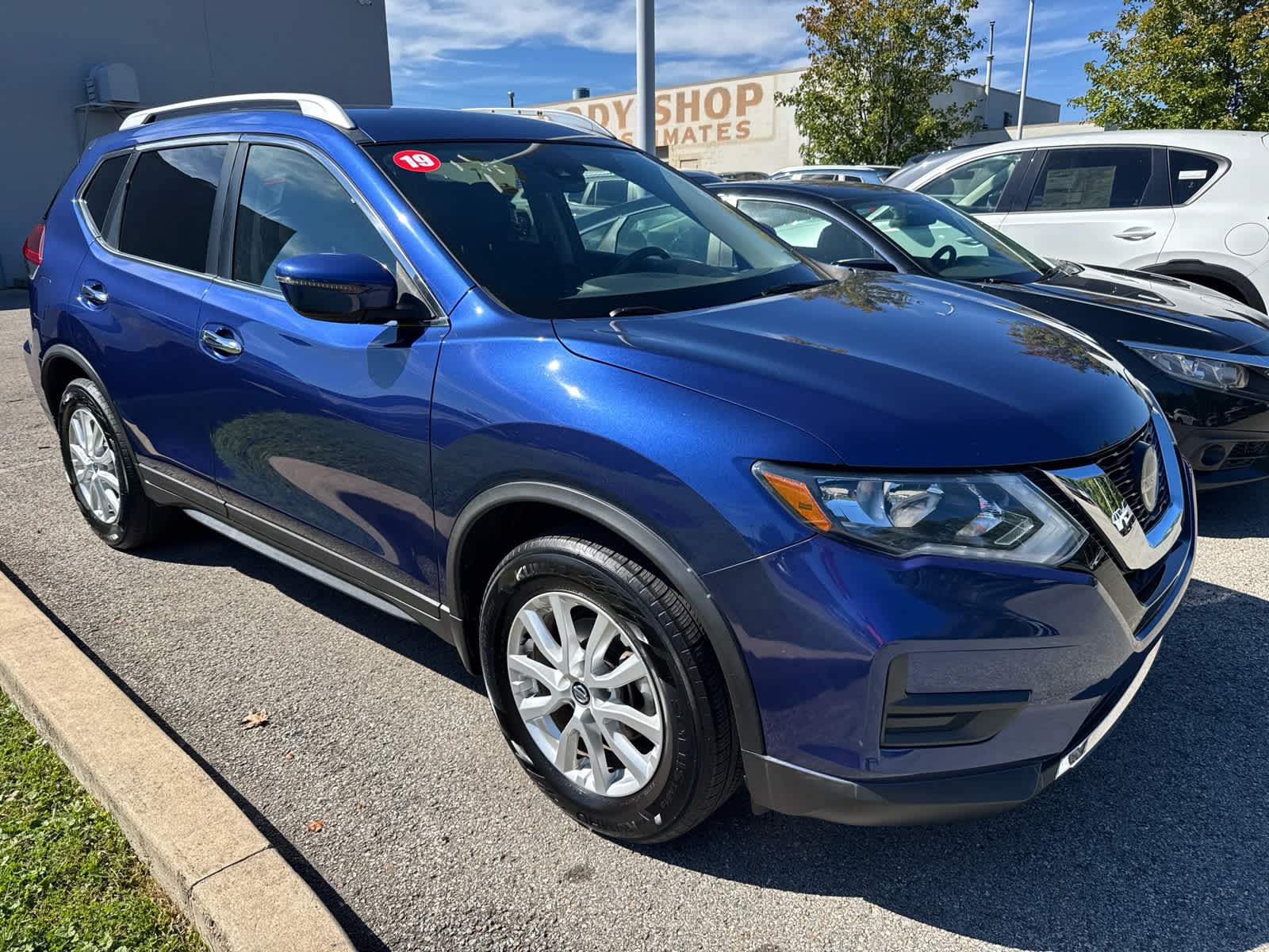 2019 Nissan Rogue photo 2 of 5