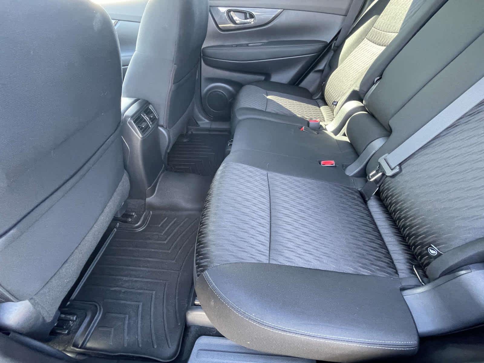 2019 Nissan Rogue photo 18 of 35