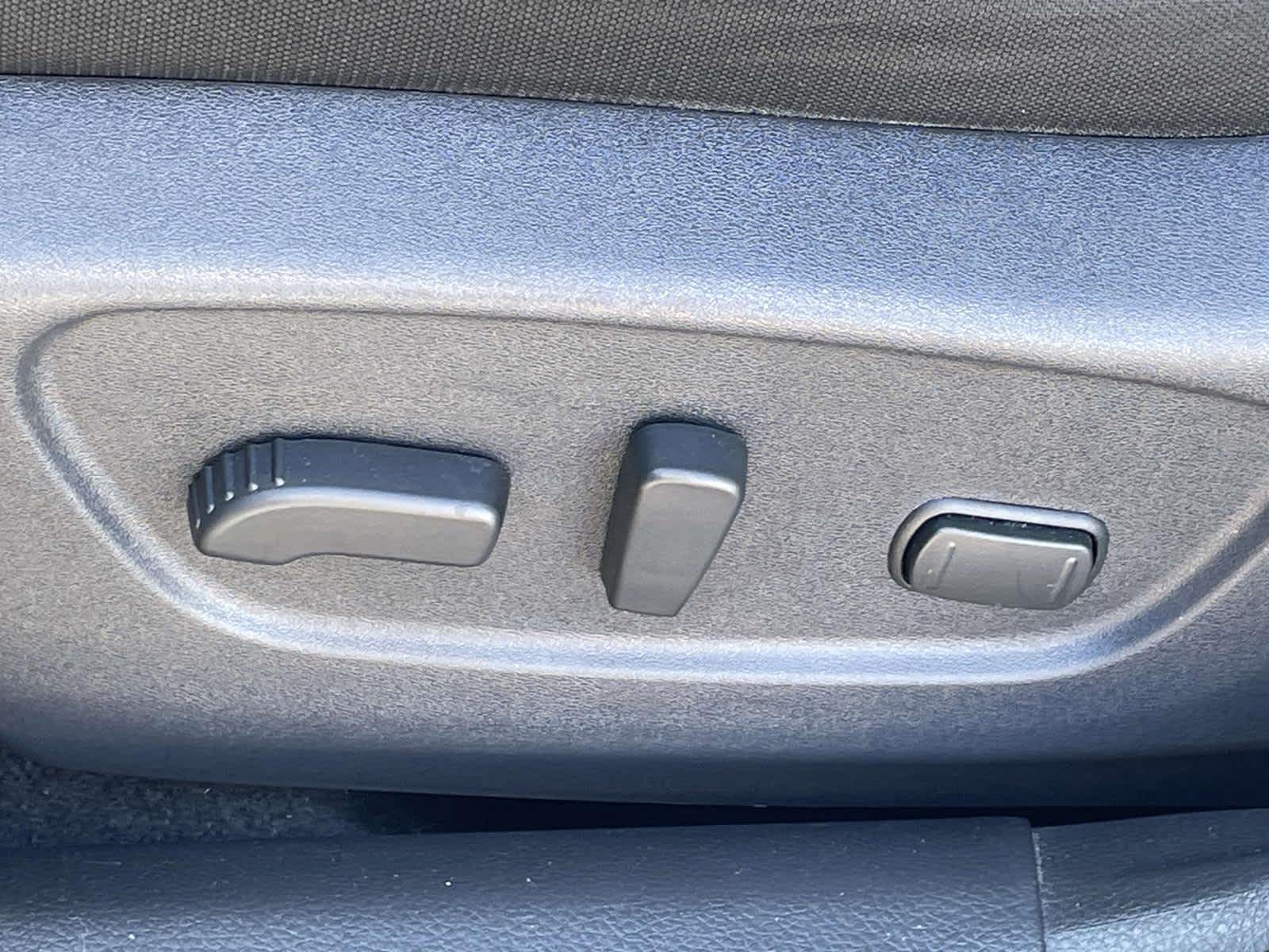 2019 Nissan Rogue photo 17 of 35