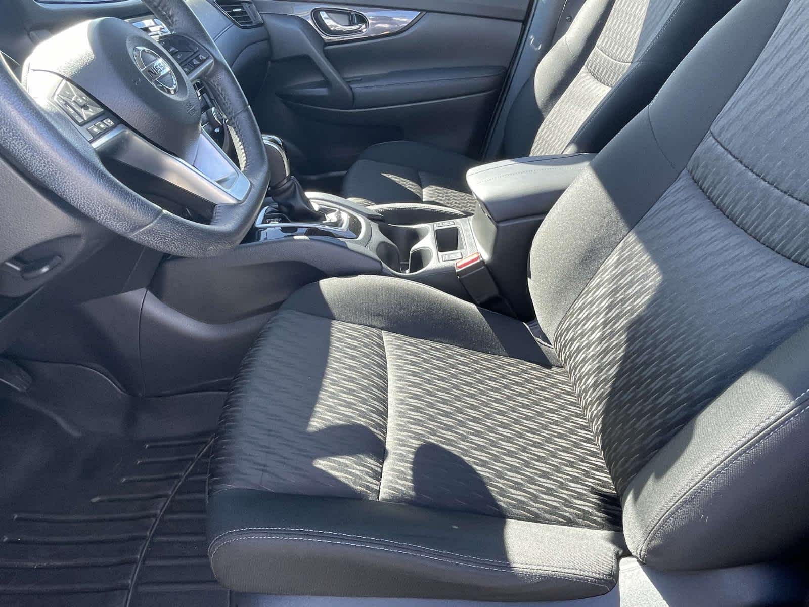 2019 Nissan Rogue photo 16 of 35